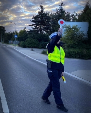 policjantka zatrzymuje ruch uliczny