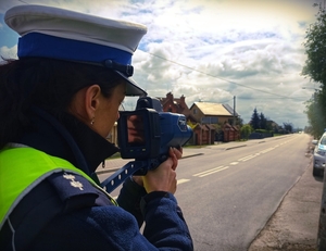 policjantka z miernikiem prędkości